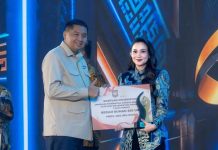 Pemprov Malut Raih Penghargaan kualitas pelayanan kesehatan dan Implementasi Program 3 Juta Rumah FOTO: Menteri Perumahan dan Kawasan Permukiman Maruarar Sirait saat menyerahkan penghargaan ke Gubernur Maluku Utara, Sherly Tjoanda pada kegiatan Apresiasi Pemerintah Daerah Berprestasi 2026 yang berlangsung di Hotel Bidakara, Jakarta, Kamis (17/9/2026). (Dok Pemprov Malut)