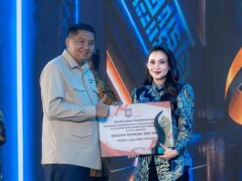 Pemprov Malut Raih Penghargaan kualitas pelayanan kesehatan dan Implementasi Program 3 Juta Rumah FOTO: Menteri Perumahan dan Kawasan Permukiman Maruarar Sirait saat menyerahkan penghargaan ke Gubernur Maluku Utara, Sherly Tjoanda pada kegiatan Apresiasi Pemerintah Daerah Berprestasi 2026 yang berlangsung di Hotel Bidakara, Jakarta, Kamis (17/9/2026). (Dok Pemprov Malut)