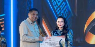 Pemprov Malut Raih Penghargaan kualitas pelayanan kesehatan dan Implementasi Program 3 Juta Rumah FOTO: Menteri Perumahan dan Kawasan Permukiman Maruarar Sirait saat menyerahkan penghargaan ke Gubernur Maluku Utara, Sherly Tjoanda pada kegiatan Apresiasi Pemerintah Daerah Berprestasi 2026 yang berlangsung di Hotel Bidakara, Jakarta, Kamis (17/9/2026). (Dok Pemprov Malut)