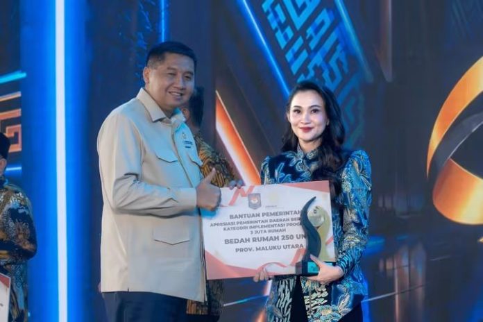 FOTO: Menteri Perumahan dan Kawasan Permukiman Maruarar Sirait saat menyerahkan penghargaan ke Gubernur Maluku Utara, Sherly Tjoanda pada kegiatan Apresiasi Pemerintah Daerah Berprestasi 2026 yang berlangsung di Hotel Bidakara, Jakarta, Kamis (17/9/2026). (Dok Pemprov Malut) FOTO: Menteri Perumahan dan Kawasan Permukiman Maruarar Sirait saat menyerahkan penghargaan ke Gubernur Maluku Utara, Sherly Tjoanda pada kegiatan Apresiasi Pemerintah Daerah Berprestasi 2026 yang berlangsung di Hotel Bidakara, Jakarta, Kamis (17/9/2026). (Dok Pemprov Malut)
