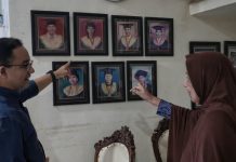 Anies Baswedan Kunjungi Ibunda Guru Besar UGM di Makassar, Zainal Arifin: Mas, Beliau adalah Surga Saya FOTO: Anies Rasyid Baswedan saat bersama Ibunda Zainal Arifin Mochtar di Makassar, Sulawesi Selatan. (Dok. Pribadi Zainal Arifin Mochtar via Facebook)