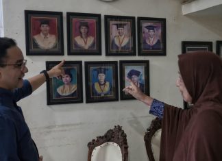 Anies Baswedan Kunjungi Ibunda Guru Besar UGM di Makassar, Zainal Arifin: Mas, Beliau adalah Surga Saya FOTO: Anies Rasyid Baswedan saat bersama Ibunda Zainal Arifin Mochtar di Makassar, Sulawesi Selatan. (Dok. Pribadi Zainal Arifin Mochtar via Facebook)