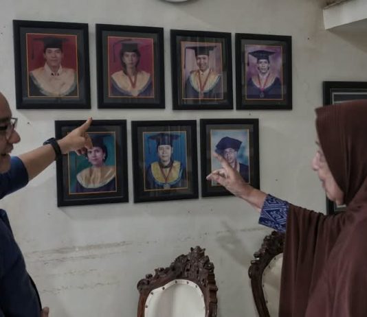 Anies Baswedan Kunjungi Ibunda Guru Besar UGM di Makassar, Zainal Arifin: Mas, Beliau adalah Surga Saya FOTO: Anies Rasyid Baswedan saat bersama Ibunda Zainal Arifin Mochtar di Makassar, Sulawesi Selatan. (Dok. Pribadi Zainal Arifin Mochtar via Facebook)