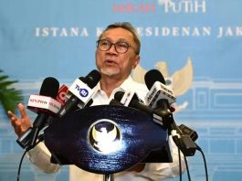 Pemerintah Siapkan Produksi E20 Dalam Dua Tahun, Tebu Jadi Sumber Etanol FOTO: Menteri Koordinator Bidang Pangan Zulkifli Hasan saat memberikan keterangan pers. (Sumber: BPMI Setpres)