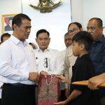 Mentan Amran Beri Bantuan Pendidikan untuk Keluarga Pegawai Pertanian yang Gugur di Papua FOTO: Mentan Amran bertemu langsung dengan keluarga korban di Kantor Kementerian Pertanian, Jakarta, Selasa (22/9). (Dok. Kementan)