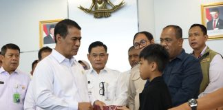 Mentan Amran Beri Bantuan Pendidikan untuk Keluarga Pegawai Pertanian yang Gugur di Papua FOTO: Mentan Amran bertemu langsung dengan keluarga korban di Kantor Kementerian Pertanian, Jakarta, Selasa (22/9). (Dok. Kementan)