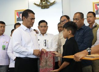 Mentan Amran Beri Bantuan Pendidikan untuk Keluarga Pegawai Pertanian yang Gugur di Papua FOTO: Mentan Amran bertemu langsung dengan keluarga korban di Kantor Kementerian Pertanian, Jakarta, Selasa (22/9). (Dok. Kementan)