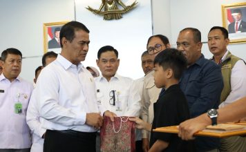 Mentan Amran Beri Bantuan Pendidikan untuk Keluarga Pegawai Pertanian yang Gugur di Papua FOTO: Mentan Amran bertemu langsung dengan keluarga korban di Kantor Kementerian Pertanian, Jakarta, Selasa (22/9). (Dok. Kementan)