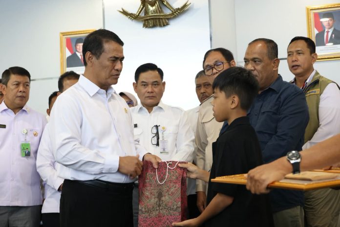 FOTO: Mentan Amran bertemu langsung dengan keluarga korban di Kantor Kementerian Pertanian, Jakarta, Selasa (22/9). (Dok. Kementan)
