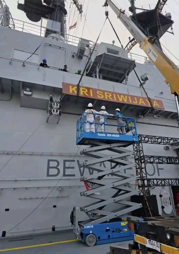 FOTO: Pengecetan Kapal Induk ITS Giuseppe Garibaldi-551 Kini Bertuliskan KRI Sriwijaya Nomor Lambung 100. (Sumber akun Facebook Widyanto Aburame) 
