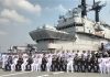 KSAL Jelaskan Alasan di Balik Pemilihan Nama KRI Sriwajaya FOTO: Kepala Staf TNI Angkatan Laut Laksamana TNI Muhammad Ali foto bersama perwira dan kru KRI Sriwijaya 100. (Dok. Penerangan TNI AL)
