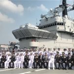KSAL Jelaskan Alasan di Balik Pemilihan Nama KRI Sriwajaya FOTO: Kepala Staf TNI Angkatan Laut Laksamana TNI Muhammad Ali foto bersama perwira dan kru KRI Sriwijaya 100. (Dok. Penerangan TNI AL)