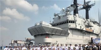KSAL Jelaskan Alasan di Balik Pemilihan Nama KRI Sriwajaya FOTO: Kepala Staf TNI Angkatan Laut Laksamana TNI Muhammad Ali foto bersama perwira dan kru KRI Sriwijaya 100. (Dok. Penerangan TNI AL)
