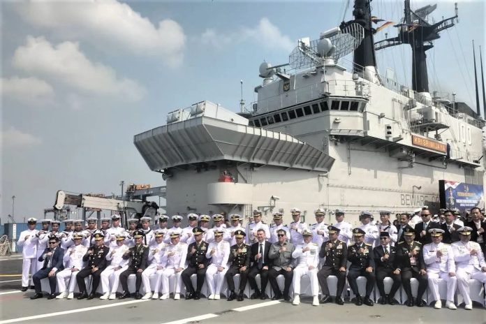 FOTO: Kepala Staf TNI Angkatan Laut Laksamana TNI Muhammad Ali foto bersama perwira dan kru KRI Sriwijaya 100. (Dok. Penerangan TNI AL) FOTO: Kepala Staf TNI Angkatan Laut Laksamana TNI Muhammad Ali foto bersama perwira dan kru KRI Sriwijaya 100. (Dok. Penerangan TNI AL)