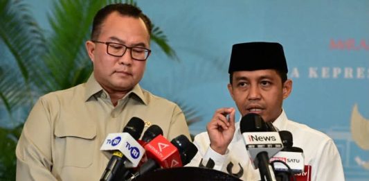 Presiden Prabowo Putuskan Bentuk BPGMN, Perkuat Pencegahan Karhutla dari Desa FOTO: Kepala Badan Riset dan Inovasi Nasional (BRIN) Arif Satria dan Menteri Kehutanan Raja Juli Antoni (Dok. Kemensetneg RI)