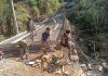 Kolaborasi Yonzipur, Zibang, dan Warga Gowa Wujudkan Impian Lewat Jembatan Ere Pucca’ FOTO: Semangat gotong royong dan kemanunggalan antara TNI dan rakyat kembali terlihat nyata di Kabupaten Gowa. Personel gabungan dari Yonzipur, Zibang, Yon Tp, bersama Babinsa Kodim 1409/Gowa bahu-membahu dengan masyarakat setempat melaksanakan pengerjaan Jembatan Beton Tahap VI di lokasi Sungai Ere Pucca’, Desa Pao, Kecamatan Tombolo Pao, Kabupaten Gowa, Sulawesi Selatan. Jum'at (25/9/2026). (Dok. Kodim Gowa)