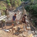 Kolaborasi Yonzipur, Zibang, dan Warga Gowa Wujudkan Impian Lewat Jembatan Ere Pucca’ FOTO: Semangat gotong royong dan kemanunggalan antara TNI dan rakyat kembali terlihat nyata di Kabupaten Gowa. Personel gabungan dari Yonzipur, Zibang, Yon Tp, bersama Babinsa Kodim 1409/Gowa bahu-membahu dengan masyarakat setempat melaksanakan pengerjaan Jembatan Beton Tahap VI di lokasi Sungai Ere Pucca’, Desa Pao, Kecamatan Tombolo Pao, Kabupaten Gowa, Sulawesi Selatan. Jum'at (25/9/2026). (Dok. Kodim Gowa)
