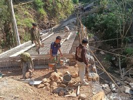 Kolaborasi Yonzipur, Zibang, dan Warga Gowa Wujudkan Impian Lewat Jembatan Ere Pucca’ FOTO: Semangat gotong royong dan kemanunggalan antara TNI dan rakyat kembali terlihat nyata di Kabupaten Gowa. Personel gabungan dari Yonzipur, Zibang, Yon Tp, bersama Babinsa Kodim 1409/Gowa bahu-membahu dengan masyarakat setempat melaksanakan pengerjaan Jembatan Beton Tahap VI di lokasi Sungai Ere Pucca’, Desa Pao, Kecamatan Tombolo Pao, Kabupaten Gowa, Sulawesi Selatan. Jum'at (25/9/2026). (Dok. Kodim Gowa)