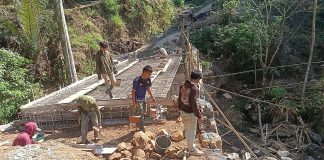 Kolaborasi Yonzipur, Zibang, dan Warga Gowa Wujudkan Impian Lewat Jembatan Ere Pucca’ FOTO: Semangat gotong royong dan kemanunggalan antara TNI dan rakyat kembali terlihat nyata di Kabupaten Gowa. Personel gabungan dari Yonzipur, Zibang, Yon Tp, bersama Babinsa Kodim 1409/Gowa bahu-membahu dengan masyarakat setempat melaksanakan pengerjaan Jembatan Beton Tahap VI di lokasi Sungai Ere Pucca’, Desa Pao, Kecamatan Tombolo Pao, Kabupaten Gowa, Sulawesi Selatan. Jum'at (25/9/2026). (Dok. Kodim Gowa)
