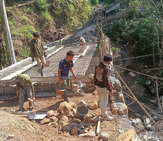 Kolaborasi Yonzipur, Zibang, dan Warga Gowa Wujudkan Impian Lewat Jembatan Ere Pucca’ FOTO: Semangat gotong royong dan kemanunggalan antara TNI dan rakyat kembali terlihat nyata di Kabupaten Gowa. Personel gabungan dari Yonzipur, Zibang, Yon Tp, bersama Babinsa Kodim 1409/Gowa bahu-membahu dengan masyarakat setempat melaksanakan pengerjaan Jembatan Beton Tahap VI di lokasi Sungai Ere Pucca’, Desa Pao, Kecamatan Tombolo Pao, Kabupaten Gowa, Sulawesi Selatan. Jum'at (25/9/2026). (Dok. Kodim Gowa)