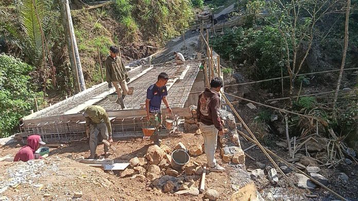FOTO: Semangat gotong royong dan kemanunggalan antara TNI dan rakyat kembali terlihat nyata di Kabupaten Gowa. Personel gabungan dari Yonzipur, Zibang, Yon Tp, bersama Babinsa Kodim 1409/Gowa bahu-membahu dengan masyarakat setempat melaksanakan pengerjaan Jembatan Beton Tahap VI di lokasi Sungai Ere Pucca’, Desa Pao, Kecamatan Tombolo Pao, Kabupaten Gowa, Sulawesi Selatan. Jum'at (25/9/2026). (Dok. Kodim Gowa) FOTO: Semangat gotong royong dan kemanunggalan antara TNI dan rakyat kembali terlihat nyata di Kabupaten Gowa. Personel gabungan dari Yonzipur, Zibang, Yon Tp, bersama Babinsa Kodim 1409/Gowa bahu-membahu dengan masyarakat setempat melaksanakan pengerjaan Jembatan Beton Tahap VI di lokasi Sungai Ere Pucca’, Desa Pao, Kecamatan Tombolo Pao, Kabupaten Gowa, Sulawesi Selatan. Jum'at (25/9/2026). (Dok. Kodim Gowa)