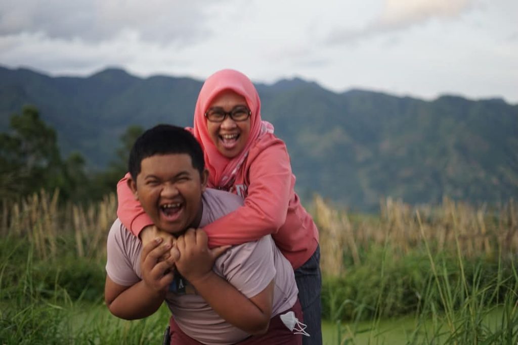 FOTO: Bupati Gowa, Sitti Husniah Talenrang sama berbahagia bersama putra keduanya, Almarhum Muhammad Faiz Zahwan Adzikri. (Dok. Sitti Husniah Talenrang via Facebook)
