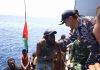 Aksi Kemanusiaan Di Laut Lepas, KRI WSH-991 Evakuasi 11 Warga Papua Nugini FOTO: Di tengah pelaksanaan misi Satgas Terpadu Port Visit 2026 menuju Vanuatu, KRI dr. Wahidin Sudirohusodo-991 (KRI WSH-991) mengevakuasi 11 warga negara Papua Nugini (PNG) yang mengalami keadaan darurat setelah perahu yang mereka tumpangi hanyut di perairan Samudra Pasifik, Minggu (27/9/2026). (Puspen TNI).