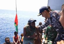 Aksi Kemanusiaan Di Laut Lepas, KRI WSH-991 Evakuasi 11 Warga Papua Nugini FOTO: Di tengah pelaksanaan misi Satgas Terpadu Port Visit 2026 menuju Vanuatu, KRI dr. Wahidin Sudirohusodo-991 (KRI WSH-991) mengevakuasi 11 warga negara Papua Nugini (PNG) yang mengalami keadaan darurat setelah perahu yang mereka tumpangi hanyut di perairan Samudra Pasifik, Minggu (27/9/2026). (Puspen TNI).