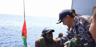 Aksi Kemanusiaan Di Laut Lepas, KRI WSH-991 Evakuasi 11 Warga Papua Nugini FOTO: Di tengah pelaksanaan misi Satgas Terpadu Port Visit 2026 menuju Vanuatu, KRI dr. Wahidin Sudirohusodo-991 (KRI WSH-991) mengevakuasi 11 warga negara Papua Nugini (PNG) yang mengalami keadaan darurat setelah perahu yang mereka tumpangi hanyut di perairan Samudra Pasifik, Minggu (27/9/2026). (Puspen TNI).