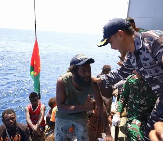 Aksi Kemanusiaan Di Laut Lepas, KRI WSH-991 Evakuasi 11 Warga Papua Nugini FOTO: Di tengah pelaksanaan misi Satgas Terpadu Port Visit 2026 menuju Vanuatu, KRI dr. Wahidin Sudirohusodo-991 (KRI WSH-991) mengevakuasi 11 warga negara Papua Nugini (PNG) yang mengalami keadaan darurat setelah perahu yang mereka tumpangi hanyut di perairan Samudra Pasifik, Minggu (27/9/2026). (Puspen TNI).