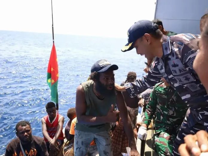 FOTO: Di tengah pelaksanaan misi Satgas Terpadu Port Visit 2026 menuju Vanuatu, KRI dr. Wahidin Sudirohusodo-991 (KRI WSH-991) mengevakuasi 11 warga negara Papua Nugini (PNG) yang mengalami keadaan darurat setelah perahu yang mereka tumpangi hanyut di perairan Samudra Pasifik, Minggu (27/9/2026). (Puspen TNI).