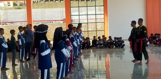 Bangun Disiplin dan Kepercayaan Diri, Siswa Sekolah Rakyat Wajo Dilatih Pencak Silat FOTO: Siswa Sekolah Rakyat di Kabupaten Wajo mendapat pembekalan pencak silat sebagai bagian dari kegiatan pembinaan fisik dan kedisiplinan.