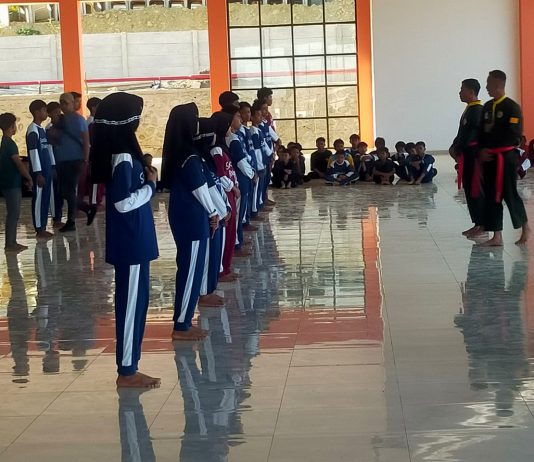 Bangun Disiplin dan Kepercayaan Diri, Siswa Sekolah Rakyat Wajo Dilatih Pencak Silat FOTO: Siswa Sekolah Rakyat di Kabupaten Wajo mendapat pembekalan pencak silat sebagai bagian dari kegiatan pembinaan fisik dan kedisiplinan.