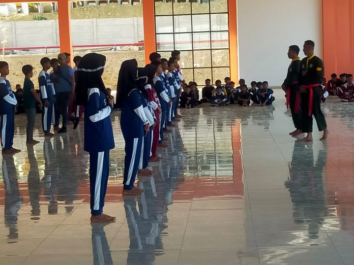 FOTO: Siswa Sekolah Rakyat di Kabupaten Wajo mendapat pembekalan pencak silat sebagai bagian dari kegiatan pembinaan fisik dan kedisiplinan.