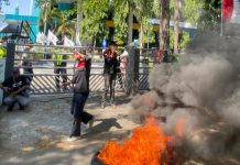 Geram Pemadaman Listrik Secara Bergilir, GAM: Sulselrabar Gelap! FOTO: Sejumlah mahasiswa yang tergabung dalam Gerakan Aktivis Mahasiswa (GAM) Melakukan aksi unjuk rasa di depan kantor PLN UID Sulselrabar, Jln Hertasning (3/09/2026).