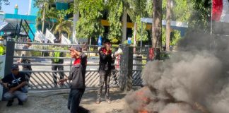 Geram Pemadaman Listrik Secara Bergilir, GAM: Sulselrabar Gelap! FOTO: Sejumlah mahasiswa yang tergabung dalam Gerakan Aktivis Mahasiswa (GAM) Melakukan aksi unjuk rasa di depan kantor PLN UID Sulselrabar, Jln Hertasning (3/09/2026).