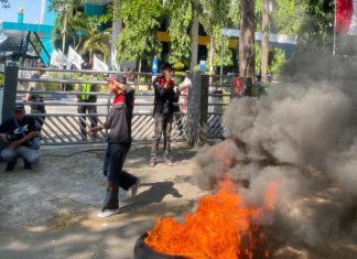 Geram Pemadaman Listrik Secara Bergilir, GAM: Sulselrabar Gelap! FOTO: Sejumlah mahasiswa yang tergabung dalam Gerakan Aktivis Mahasiswa (GAM) Melakukan aksi unjuk rasa di depan kantor PLN UID Sulselrabar, Jln Hertasning (3/09/2026).