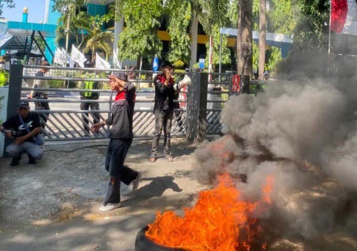 FOTO: Sejumlah mahasiswa yang tergabung dalam Gerakan Aktivis Mahasiswa (GAM) Melakukan aksi unjuk rasa di depan kantor PLN UID Sulselrabar, Jln Hertasning (3/09/2026).
