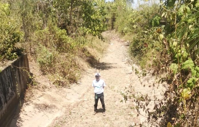 FOTO: Salah satu aliran sungai sumber air bendungan Leko Pancing yang mengering. (ist)