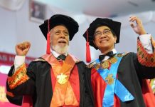 Diplomasi Sains Unhas Melalui Gelar Kehormatan kepada Xanana Gusmao FOTO: Doctor Honoris Causa (Dr. HC) kepada Perdana Menteri Timor-Leste, H.E. Kay Rala Xanana Gusmao dan Rektor Unhas Prof Jamaluddin Jompa. (Ist)