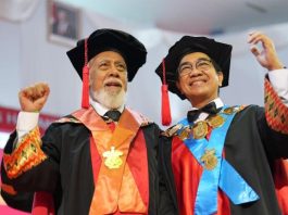 Diplomasi Sains Unhas Melalui Gelar Kehormatan kepada Xanana Gusmao FOTO: Doctor Honoris Causa (Dr. HC) kepada Perdana Menteri Timor-Leste, H.E. Kay Rala Xanana Gusmao dan Rektor Unhas Prof Jamaluddin Jompa. (Ist)