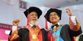 Diplomasi Sains Unhas Melalui Gelar Kehormatan kepada Xanana Gusmao FOTO: Doctor Honoris Causa (Dr. HC) kepada Perdana Menteri Timor-Leste, H.E. Kay Rala Xanana Gusmao dan Rektor Unhas Prof Jamaluddin Jompa. (Ist)