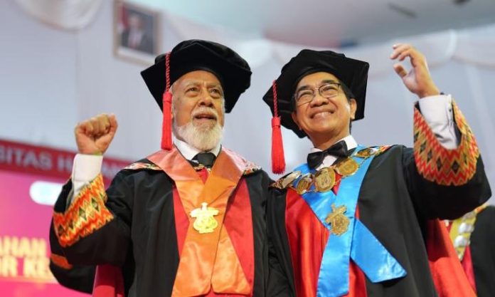FOTO: Doctor Honoris Causa (Dr. HC) kepada Perdana Menteri Timor-Leste, H.E. Kay Rala Xanana Gusmao dan Rektor Unhas Prof Jamaluddin Jompa. (Ist) FOTO: Doctor Honoris Causa (Dr. HC) kepada Perdana Menteri Timor-Leste, H.E. Kay Rala Xanana Gusmao dan Rektor Unhas Prof Jamaluddin Jompa. (Ist)