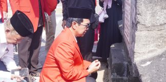 Ziarah Makam Sultan Hasanuddin, Rektor Unhas Dorong Penulisan Sejarah Lengkap Sang Pahlawan FOTO: Sebagai bagian dari rangkaian Dies Natalis ke-70 Universitas Hasanuddin (Unhas), jajaran pimpinan lingkup Unhas melakukan ziarah pada kompleks pemakaman keluarga Unhas dan ziarah ke makam Sultan Hasanuddin. Kegiatan ini berlangsung mulai pukul 07.00 Wita, Minggu (6/9/2026).