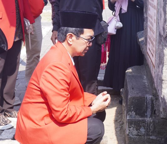 Ziarah Makam Sultan Hasanuddin, Rektor Unhas Dorong Penulisan Sejarah Lengkap Sang Pahlawan FOTO: Sebagai bagian dari rangkaian Dies Natalis ke-70 Universitas Hasanuddin (Unhas), jajaran pimpinan lingkup Unhas melakukan ziarah pada kompleks pemakaman keluarga Unhas dan ziarah ke makam Sultan Hasanuddin. Kegiatan ini berlangsung mulai pukul 07.00 Wita, Minggu (6/9/2026).