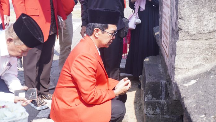 FOTO: Sebagai bagian dari rangkaian Dies Natalis ke-70 Universitas Hasanuddin (Unhas), jajaran pimpinan lingkup Unhas melakukan ziarah pada kompleks pemakaman keluarga Unhas dan ziarah ke makam Sultan Hasanuddin. Kegiatan ini berlangsung mulai pukul 07.00 Wita, Minggu (6/9/2026). 