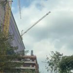 Bentangan Tower Crane di Mal Panakkukang Ancam Keselamatan Jiwa Pengendara di Jalan Pengayoman Makassar FOTO: Bentangan kren di Mal Panakkukang ancaman keselamatan jiwa warga yang melintas direkam Senin (7/9/2026)