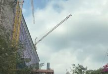 Bentangan Tower Crane di Mal Panakkukang Ancam Keselamatan Jiwa Pengendara di Jalan Pengayoman Makassar FOTO: Bentangan kren di Mal Panakkukang ancaman keselamatan jiwa warga yang melintas direkam Senin (7/9/2026)
