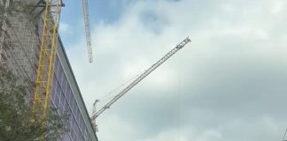 Bentangan Tower Crane di Mal Panakkukang Ancam Keselamatan Jiwa Pengendara di Jalan Pengayoman Makassar FOTO: Bentangan kren di Mal Panakkukang ancaman keselamatan jiwa warga yang melintas direkam Senin (7/9/2026)