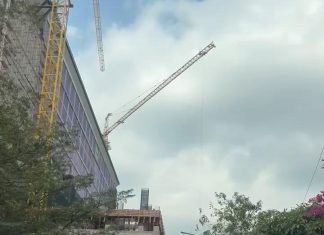 Bentangan Tower Crane di Mal Panakkukang Ancam Keselamatan Jiwa Pengendara di Jalan Pengayoman Makassar FOTO: Bentangan kren di Mal Panakkukang ancaman keselamatan jiwa warga yang melintas direkam Senin (7/9/2026)